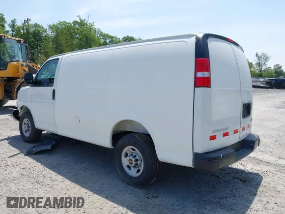 ✅ 2025 GMC Savana Cargo • VIN: 1GTW7AFP7S1140785 • Лот: 42340032. Опубліковано раніше на IAAI з пробігом 585 миль. Безкоштовний доступ до архіву аукціонних продажів зі США та докладний звіт про історію автомобіля на DreamBid. Зображення 3.