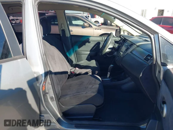 ✅ 2008 Nissan Versa S • VIN: 3N1BC13E48L445193 • Lot: 44154011. Wystawiony na IAAI z przebiegiem 151 407 mil. Bezpłatny archiwum sprzedaży aukcyjnych z USA i szczegółowy raport historii pojazdu na DreamBid. Zdjęcie 5.