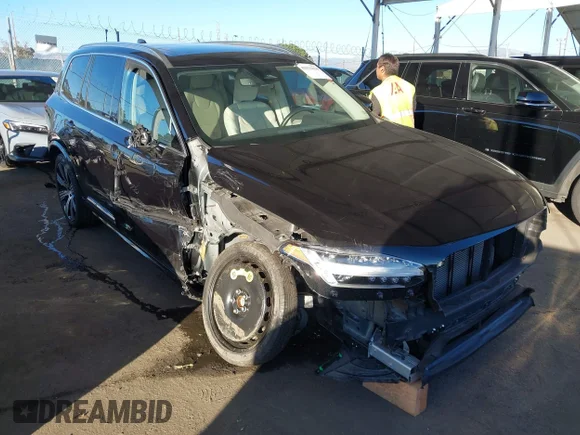 ✅ 2024 Volvo XC90 Plus Bright Theme • VIN: YV4L12PE3R1173121 • Lot: 43576354. Wystawiony na IAAI z przebiegiem 20 907 mil. Bezpłatny archiwum sprzedaży aukcyjnych z USA i szczegółowy raport historii pojazdu na DreamBid. Zdjęcie 1.