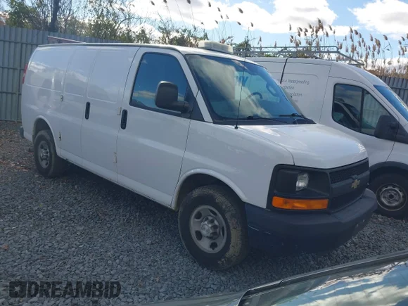 ✅ 2016 Chevrolet Express Cargo • VIN: 1GCWGAFF7G1125671 • Lot: 43590060. Wystawiony na IAAI z przebiegiem 105 313 mil. Bezpłatny archiwum sprzedaży aukcyjnych z USA i szczegółowy raport historii pojazdu na DreamBid. Zdjęcie 1.