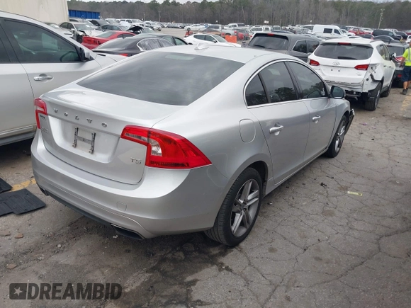 ✅ 2015 Volvo S60 T5 Drive-E Premier • VIN: YV126MFK8F1336189 • Lot: 44120831. Wystawiony na IAAI z przebiegiem 157 636 mil. Bezpłatny archiwum sprzedaży aukcyjnych z USA i szczegółowy raport historii pojazdu na DreamBid. Zdjęcie 4.