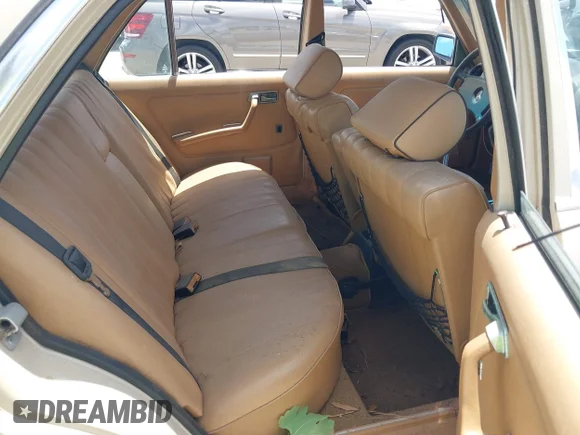 ✅ 1980 MERCEDES-BENZ 300D • VIN: 12313012205894 • Lot: 45190216. Wystawiony na IAAI z przebiegiem 226 927 mil. Bezpłatny archiwum sprzedaży aukcyjnych z USA i szczegółowy raport historii pojazdu na DreamBid. Zdjęcie 8.