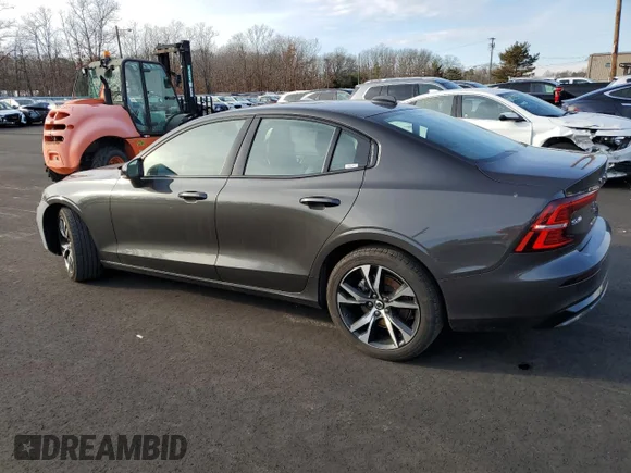 ✅ 2024 Volvo S60 Core Dark Theme • VIN: 7JRL12FK3RG322457 • Лот: 43402965. Опубликован ранее на Copart с пробегом 17 783 миль. Бесплатный доступ к архиву аукционных продаж из США и подробный отчёт об истории автомобиля на DreamBid. Изображение 2.