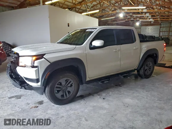 ✅ 2025 Nissan Frontier SV • VIN: 1N6ED1EKXSN629648 • Лот: 95541425. Опубликован ранее на Copart с пробегом 8 302 миль. Бесплатный доступ к архиву аукционных продаж из США и подробный отчёт об истории автомобиля на DreamBid. Изображение 1.