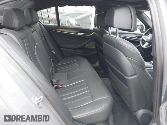 ✅ 2022 BMW 5 Series M550i xDrive • VIN: WBA13BK07NCL07995 • Lot: 42454963. Wystawiony na IAAI z przebiegiem 12 721 mil. Bezpłatny archiwum sprzedaży aukcyjnych z USA i szczegółowy raport historii pojazdu na DreamBid. Zdjęcie 8.