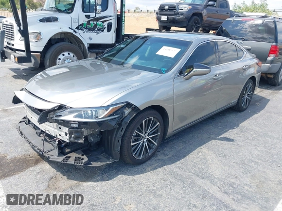 ✅ 2021 Lexus ES 300h • VIN: 58ACA1C11MU003500 • Lot: 43196977. Wystawiony na IAAI z przebiegiem 40 678 mil. Bezpłatny archiwum sprzedaży aukcyjnych z USA i szczegółowy raport historii pojazdu na DreamBid. Zdjęcie 2.