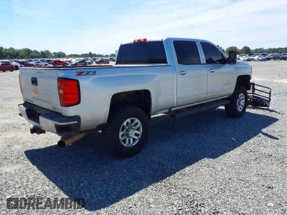 ✅ 2018 Chevrolet Silverado 2500HD LT • VIN: 1GC1KVEY2JF188111 • Лот: 45216992. Опубліковано раніше на IAAI з пробігом 219 456 миль. Безкоштовний доступ до архіву аукціонних продажів зі США та докладний звіт про історію автомобіля на DreamBid. Зображення 4.