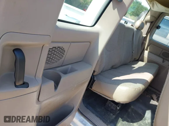 ✅ 2006 GMC Sierra 1500 SL • VIN: 1GTEC19V06Z215416 • Lot: 45210884. Wystawiony na IAAI z przebiegiem 246 241 mil. Bezpłatny archiwum sprzedaży aukcyjnych z USA i szczegółowy raport historii pojazdu na DreamBid. Zdjęcie 8.