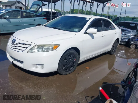 ✅ 2010 Toyota Camry LE • VIN: 4T1BF3EK2AU556982 • Lot: 45221540. Wystawiony na IAAI z przebiegiem 62 128 mil. Bezpłatny archiwum sprzedaży aukcyjnych z USA i szczegółowy raport historii pojazdu na DreamBid. Zdjęcie 2.
