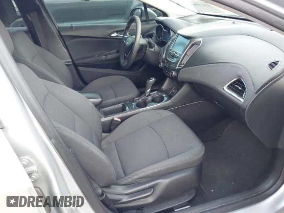 ✅ 2018 Chevrolet Cruze LT • VIN: 1G1BE5SM2J7135490 • Lot: 43976569. Wystawiony na IAAI z przebiegiem 133 382 mil. Bezpłatny archiwum sprzedaży aukcyjnych z USA i szczegółowy raport historii pojazdu na DreamBid. Zdjęcie 5.