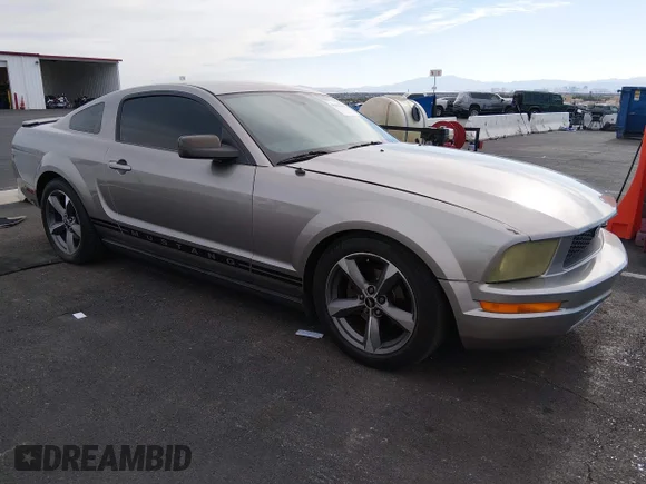 ✅ 2008 Ford Mustang Deluxe • VIN: 1ZVHT80N585167728 • Lot: 45038919. Wystawiony na IAAI z przebiegiem 232 827 mil. Bezpłatny archiwum sprzedaży aukcyjnych z USA i szczegółowy raport historii pojazdu na DreamBid. Zdjęcie 1.