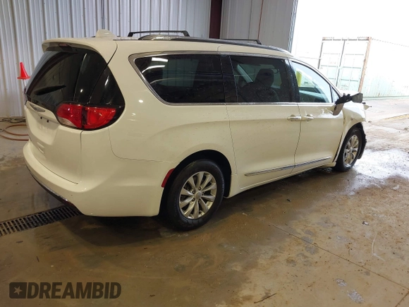 ✅ 2019 Chrysler Pacifica Touring L • VIN: 2C4RC1BG1KR554106 • Lot: 44121049. Wystawiony na IAAI z przebiegiem 69 285 mil. Bezpłatny archiwum sprzedaży aukcyjnych z USA i szczegółowy raport historii pojazdu na DreamBid. Zdjęcie 4.