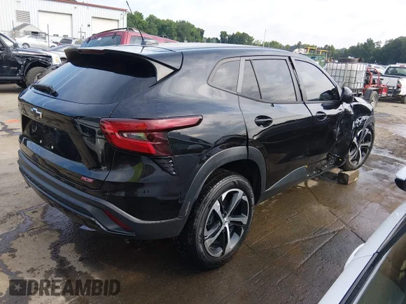 ✅ 2024 Chevrolet Trax 1RS • VIN: KL77LGE2XRC022881 • Лот: 45334190. Опубліковано раніше на IAAI з пробігом 34 800 миль. Безкоштовний доступ до архіву аукціонних продажів зі США та докладний звіт про історію автомобіля на DreamBid. Зображення 4.