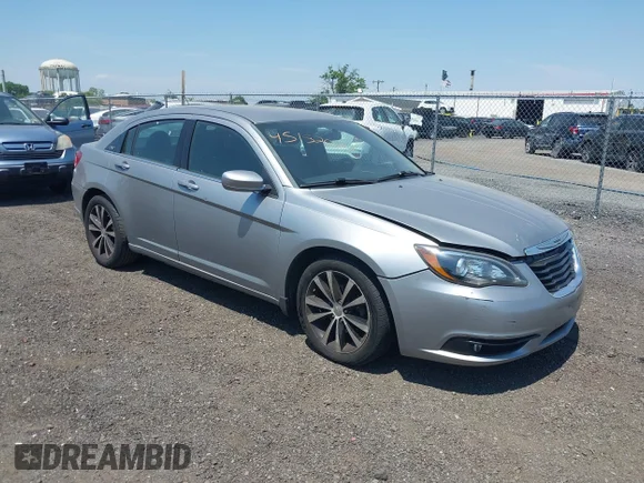 ✅ 2013 Chrysler 200 Limited • VIN: 1C3CCBCGXDN510491 • Лот: 45152037. Опубликован ранее на IAAI с пробегом 124 976 миль. Бесплатный доступ к архиву аукционных продаж из США и подробный отчёт об истории автомобиля на DreamBid. Изображение 1.