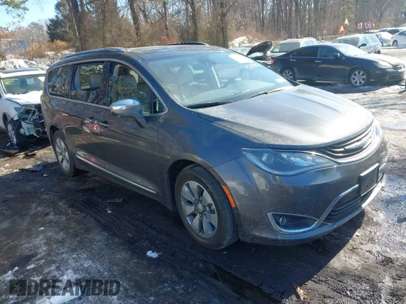 ✅ 2017 Chrysler Pacifica Hybrid Platinum • VIN: 2C4RC1N77HR739930 • Лот: 44298740. Опубліковано раніше на IAAI з пробігом 133 772 миль. Безкоштовний доступ до архіву аукціонних продажів зі США та докладний звіт про історію автомобіля на DreamBid. Зображення 1.