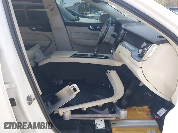 ✅ 2020 Volvo XC60 Momentum • VIN: YV4102RK6L1411774 • Lot: 41364045. Wystawiony na IAAI z przebiegiem 82 981 mil. Bezpłatny archiwum sprzedaży aukcyjnych z USA i szczegółowy raport historii pojazdu na DreamBid. Zdjęcie 5.