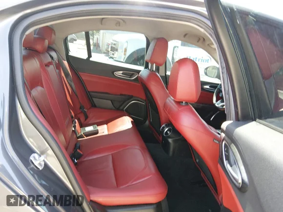 ✅ 2020 Alfa Romeo Giulia • VIN: ZARFAMAN5L7633944 • Lot: 44673524. Wystawiony na IAAI z przebiegiem 54 670 mil. Bezpłatny archiwum sprzedaży aukcyjnych z USA i szczegółowy raport historii pojazdu na DreamBid. Zdjęcie 8.