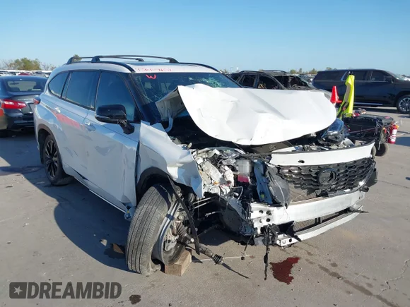 ✅ 2024 Toyota Highlander LE • VIN: 5TDKDRAH6RS538671 • Lot: 43669658. Wystawiony na IAAI z przebiegiem 24 057 mil. Bezpłatny archiwum sprzedaży aukcyjnych z USA i szczegółowy raport historii pojazdu na DreamBid. Zdjęcie 1.