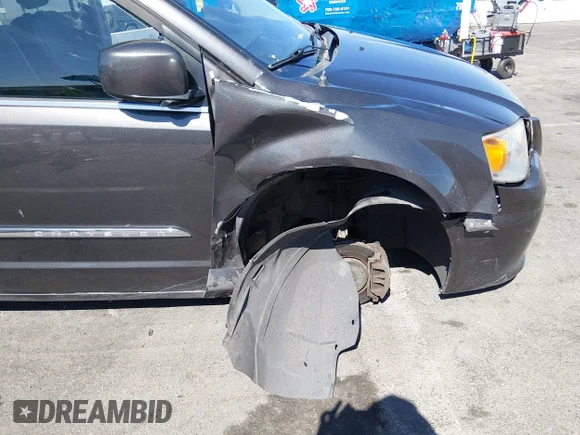 ✅ 2016 Chrysler Town & Country Touring • VIN: 2C4RC1BG4GR187869 • Lot: 45169015. Listed on IAAI with 139,038 mi. Free auction sales archive from the USA and detailed vehicle history report at DreamBid. Image 6.