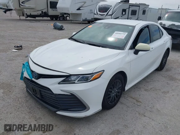 ✅ 2022 Toyota Camry Hybrid LE • VIN: 4T1C31AK1NU591123 • Lot: 44593772. Wystawiony na IAAI z przebiegiem 131 985 mil. Bezpłatny archiwum sprzedaży aukcyjnych z USA i szczegółowy raport historii pojazdu na DreamBid. Zdjęcie 2.