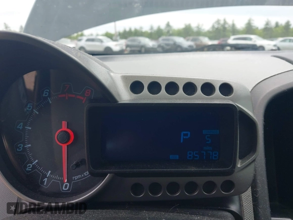 ✅ 2013 Chevrolet Sonic LS • VIN: 1G1JA5SG2D4256754 • Lot: 45168947. Wystawiony na IAAI z przebiegiem 85 778 mil. Bezpłatny archiwum sprzedaży aukcyjnych z USA i szczegółowy raport historii pojazdu na DreamBid. Zdjęcie 7.