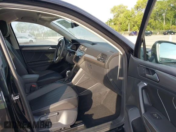 ✅ 2022 Volkswagen Tiguan SE • VIN: 3VV3B7AXXNM152711 • Lot: 43982188. Wystawiony na IAAI z przebiegiem 39 385 mil. Bezpłatny archiwum sprzedaży aukcyjnych z USA i szczegółowy raport historii pojazdu na DreamBid. Zdjęcie 5.