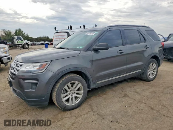 ✅ 2019 Ford Explorer XLT • VIN: 1FM5K8DH0KGB18862 • Lot: 42058206. Wystawiony na Copart z przebiegiem 94 497 mil. Bezpłatny archiwum sprzedaży aukcyjnych z USA i szczegółowy raport historii pojazdu na DreamBid. Zdjęcie 1.