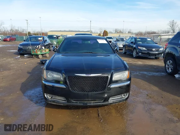 ✅ 2014 Chrysler 300 S • VIN: 2C3CCABG5EH352258 • Lot: 43687392. Wystawiony na IAAI z przebiegiem 146 109 mil. Bezpłatny archiwum sprzedaży aukcyjnych z USA i szczegółowy raport historii pojazdu na DreamBid. Zdjęcie 6.