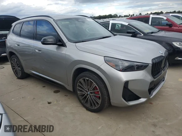 ✅ 2024 BMW X1 xDrive28i • VIN: WBX73EF08R5Z22898 • Лот: 73878734. Опубликован ранее на Copart с пробегом 5 839 миль. Бесплатный доступ к архиву аукционных продаж из США и подробный отчёт об истории автомобиля на DreamBid. Изображение 4.