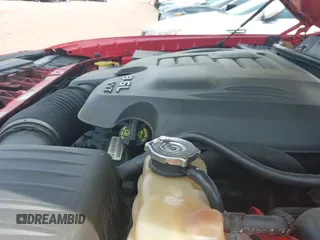 2014 Dodge Challenger SXT 100th Anniversary z VIN 2C3CDYAG0EH285477, wystawiony jako IAAI lot #42298675 z przebiegiem 128 684 mil mil oraz . Historia ofert i sprzedaży dostępna na DreamBid. Obrazek 19.