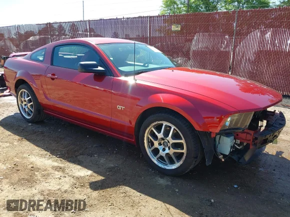 ✅ 2005 Ford Mustang GT Deluxe • VIN: 1ZVHT82H455106809 • Lot: 42010527. Wystawiony na IAAI z przebiegiem 76 049 mil. Bezpłatny archiwum sprzedaży aukcyjnych z USA i szczegółowy raport historii pojazdu na DreamBid. Zdjęcie 1.