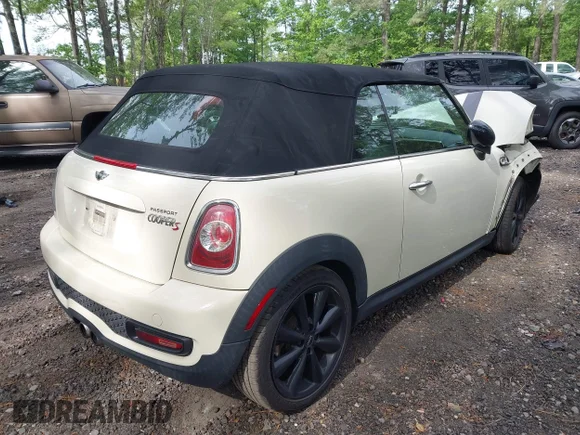 ✅ 2015 MINI Convertible S • VIN: WMWZP3C58FT707993 • Lot: 44992900. Wystawiony na IAAI z przebiegiem 79 815 mil. Bezpłatny archiwum sprzedaży aukcyjnych z USA i szczegółowy raport historii pojazdu na DreamBid. Zdjęcie 4.