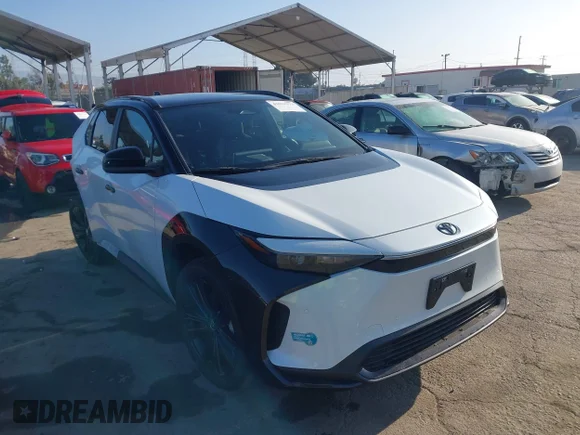 ✅ 2025 Toyota bZ4X XLE • VIN: JTMABACA8SA094523 • Lot: 43022373. Wystawiony na IAAI z przebiegiem 9 738 mil. Bezpłatny archiwum sprzedaży aukcyjnych z USA i szczegółowy raport historii pojazdu na DreamBid. Zdjęcie 1.