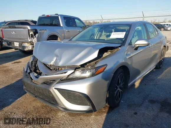 ✅ 2021 Toyota Camry SE • VIN: 4T1G11AK9MU525117 • Lot: 43910234. Wystawiony na IAAI z przebiegiem 110 112 mil. Bezpłatny archiwum sprzedaży aukcyjnych z USA i szczegółowy raport historii pojazdu na DreamBid. Zdjęcie 2.