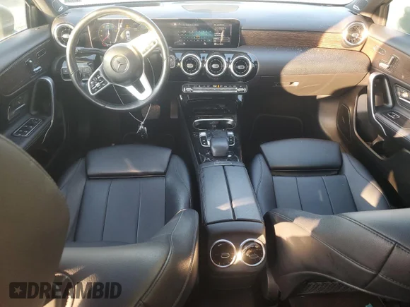 ✅ 2019 Mercedes-Benz A 220 • VIN: WDD3G4EBXKW025049 • Lot: 80542324. Wystawiony na Copart z przebiegiem 62 262 mil. Bezpłatny archiwum sprzedaży aukcyjnych z USA i szczegółowy raport historii pojazdu na DreamBid. Zdjęcie 8.