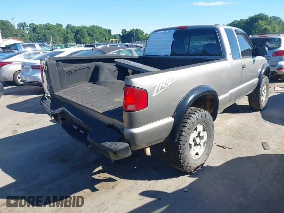 ✅ 2003 Chevrolet S-10 LS • VIN: 1GCCT19X938192129 • Lot: 45321088. Wystawiony na IAAI z przebiegiem 203 645 mil. Bezpłatny archiwum sprzedaży aukcyjnych z USA i szczegółowy raport historii pojazdu na DreamBid. Zdjęcie 4.