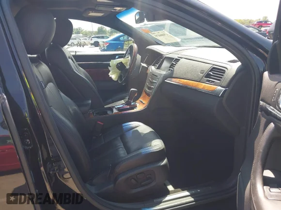 ✅ 2014 Lincoln MKS • VIN: 1LNHL9DK1EG610686 • Лот: 43086039. Опубліковано раніше на IAAI з пробігом 55 507 миль. Безкоштовний доступ до архіву аукціонних продажів зі США та докладний звіт про історію автомобіля на DreamBid. Зображення 5.