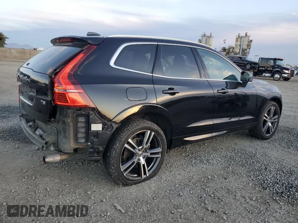 ✅ 2019 Volvo XC60 Momentum • VIN: LYV102DKXKB220490 • Lot: 82012314. Wystawiony na Copart z przebiegiem 49 719 mil. Bezpłatny archiwum sprzedaży aukcyjnych z USA i szczegółowy raport historii pojazdu na DreamBid. Zdjęcie 3.