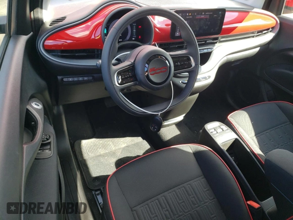 ✅ 2024 FIAT 500e INSPI(RED) • VIN: ZFAFFAA44RX204389 • Lot: 72464234. Wystawiony na Copart z przebiegiem 612 mil. Bezpłatny archiwum sprzedaży aukcyjnych z USA i szczegółowy raport historii pojazdu na DreamBid. Zdjęcie 8.