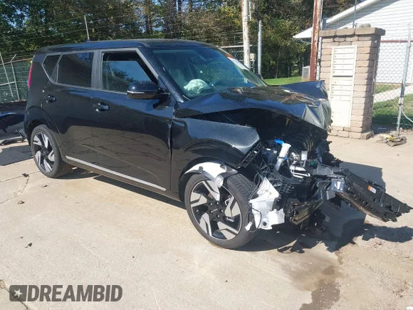 ✅ 2025 Kia Soul GT-Line • VIN: KNDJ53AU7S7950262 • Lot: 43335008. Wystawiony na IAAI z przebiegiem 1 607 mil. Bezpłatny archiwum sprzedaży aukcyjnych z USA i szczegółowy raport historii pojazdu na DreamBid. Zdjęcie 1.