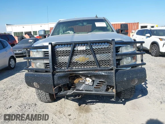 ✅ 2015 Chevrolet Silverado 2500HD LTZ • VIN: 1GC1KWE87FF658372 • Lot: 43700642. Wystawiony na IAAI z przebiegiem 257 494 mil. Bezpłatny archiwum sprzedaży aukcyjnych z USA i szczegółowy raport historii pojazdu na DreamBid. Zdjęcie 6.