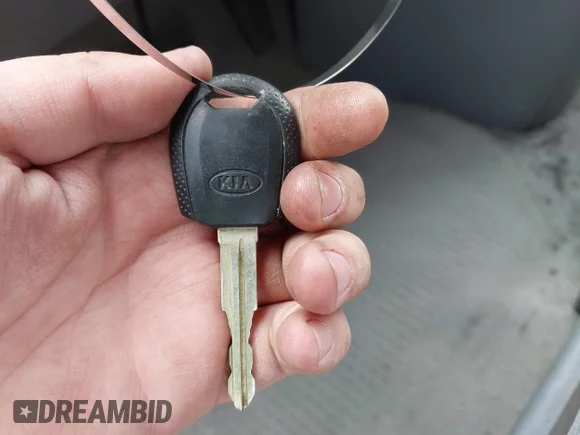 ✅ 2005 Kia Sedona LX • VIN: KNDUP132356708456 • Lot: 41220936. Wystawiony na IAAI z przebiegiem 172 960 mil. Bezpłatny archiwum sprzedaży aukcyjnych z USA i szczegółowy raport historii pojazdu na DreamBid. Zdjęcie 11.