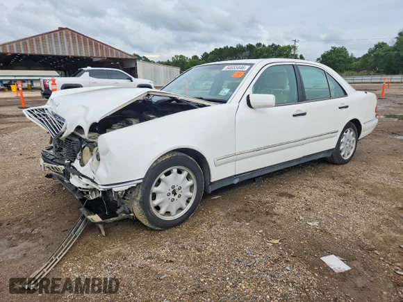✅ 1996 Mercedes-Benz E 320 • VIN: WDBJF55F9TJ010343 • Лот: 54653446. Опубликован ранее на Copart с пробегом Не указан. Бесплатный доступ к архиву аукционных продаж из США и подробный отчёт об истории автомобиля на DreamBid. Изображение 1.