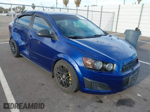 ✅ 2013 Chevrolet Sonic LT • VIN: 1G1JC5SB2D4147595 • Lot: 41643641. Wystawiony na IAAI z przebiegiem 83 538 mil. Bezpłatny archiwum sprzedaży aukcyjnych z USA i szczegółowy raport historii pojazdu na DreamBid. Zdjęcie 1.