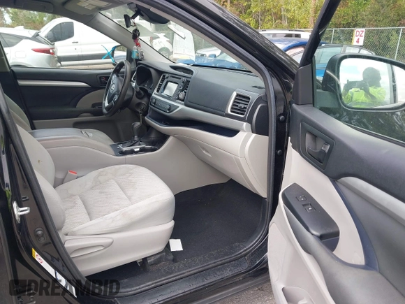 ✅ 2018 Toyota Highlander LE • VIN: 5TDBZRFHXJS868568 • Лот: 44413701. Опубліковано раніше на IAAI з пробігом 117 485 миль. Безкоштовний доступ до архіву аукціонних продажів зі США та докладний звіт про історію автомобіля на DreamBid. Зображення 5.