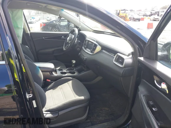 ✅ 2020 Kia Sorento LX • VIN: 5XYPG4A3XLG688310 • Lot: 44498282. Wystawiony na IAAI z przebiegiem 102 178 mil. Bezpłatny archiwum sprzedaży aukcyjnych z USA i szczegółowy raport historii pojazdu na DreamBid. Zdjęcie 5.