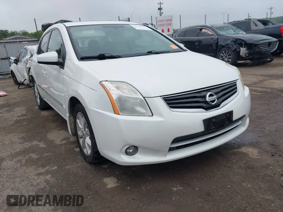 ✅ 2012 Nissan Sentra S • VIN: 3N1AB6APXCL697698 • Lot: 45136701. Wystawiony na IAAI z przebiegiem 99 827 mil. Bezpłatny archiwum sprzedaży aukcyjnych z USA i szczegółowy raport historii pojazdu na DreamBid. Zdjęcie 1.