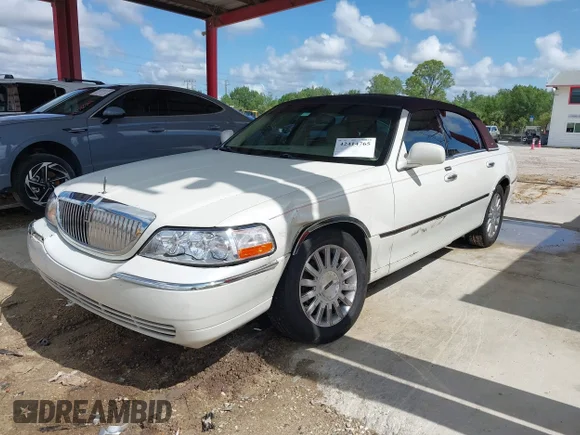 ✅ 2006 Lincoln Town Car Signature • VIN: 1LNHM81W36Y602874 • Lot: 42414765. Wystawiony na IAAI z przebiegiem 121 459 mil. Bezpłatny archiwum sprzedaży aukcyjnych z USA i szczegółowy raport historii pojazdu na DreamBid. Zdjęcie 2.