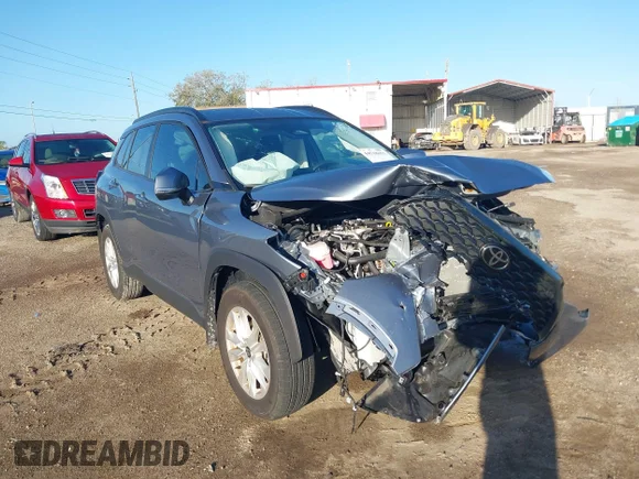 ✅ 2024 Toyota Corolla Cross LE • VIN: 7MUCAAAG8RV091417 • Лот: 44518653. Опубліковано раніше на IAAI з пробігом 9 704 миль. Безкоштовний доступ до архіву аукціонних продажів зі США та докладний звіт про історію автомобіля на DreamBid. Зображення 1.