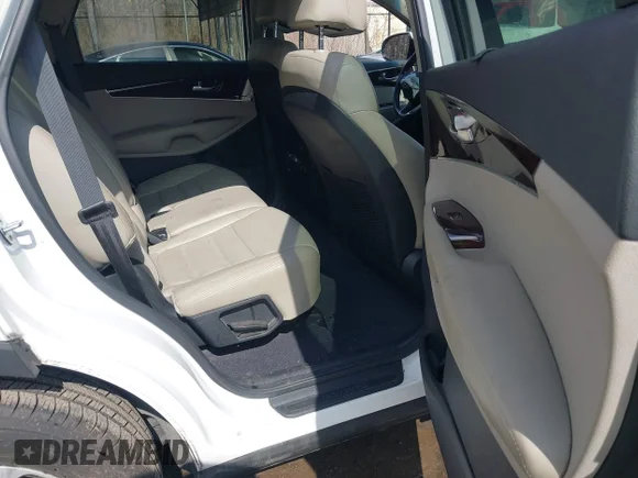 ✅ 2017 Kia Sorento EX • VIN: 5XYPHDA14HG221533 • Lot: 44574421. Listed on IAAI with 112,983 mi. Free auction sales archive from the USA and detailed vehicle history report at DreamBid. Image 8.